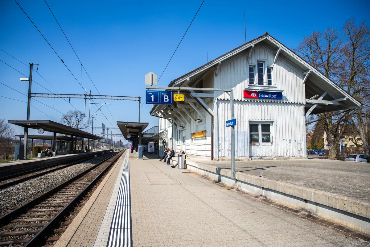 Im Vergleich zu den anderen Bahnhöfen gibt es in Fehraltorf genug Platz für Perronverlängerungen. Ehemaliger Güterschuppen beim Bahnhof Fehraltorf.
